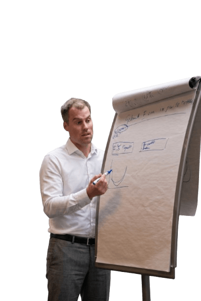 Jurre aan het flipchart tijdens een training